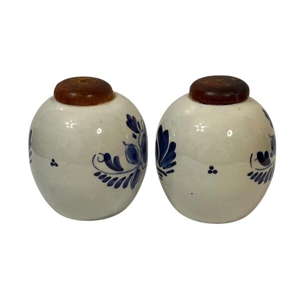 Vintage Delft Blue Salt & Pepper Shakers Holland Netherlands Flower Wood Top 2.5 - Picture 6 of 10